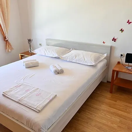 Beachfront Mery, Kneze * Racisce