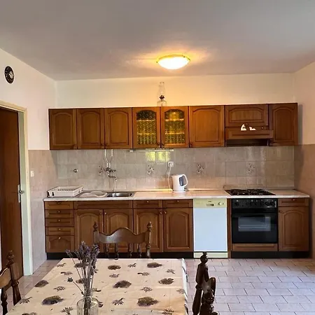 Beachfront Mery, Kneze Račišće