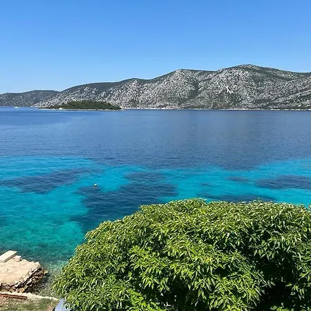 Beachfront Mery, Kneze * Račišće