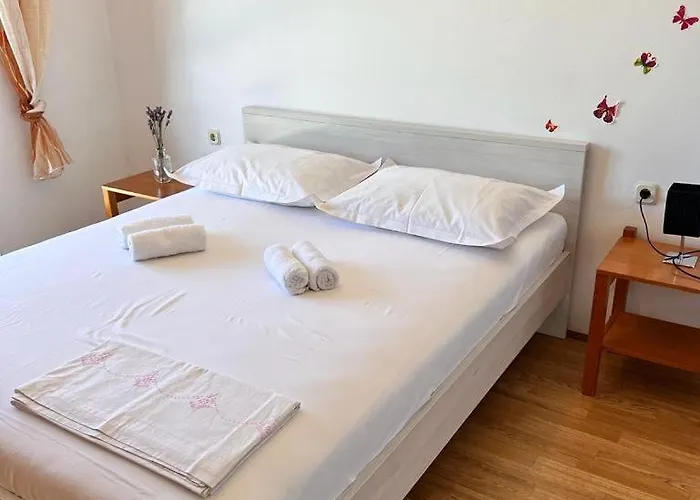 Beachfront Mery, Kneze * Račišće