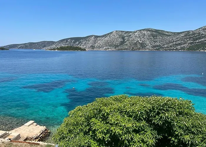 Beachfront Mery, Kneze * Račišće
